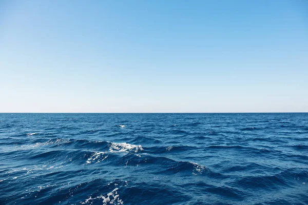 Blå havsyta med vågor och horisont — Stockfoto
