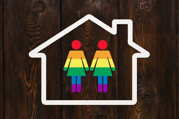 Enam wanita kertas berwarna di rumah. Konsep kebanggaan gay Lgbt — Stok Foto