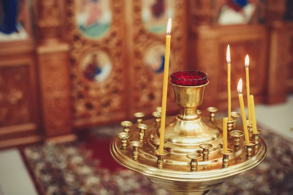 De kaarsvlam in de orthodoxe kerk, selectieve aandacht, close-up — Stockfoto