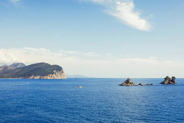 Vista mare e montagne. Petrovac na Moru in Montenegro — Foto Stock