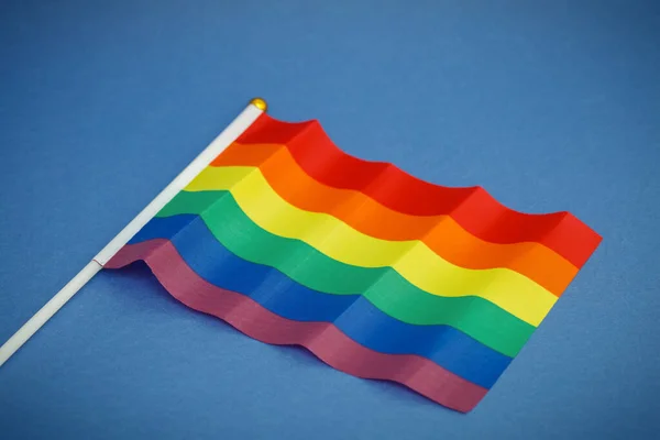 Bandera de la comunidad LGBT sobre fondo azul — Foto de Stock