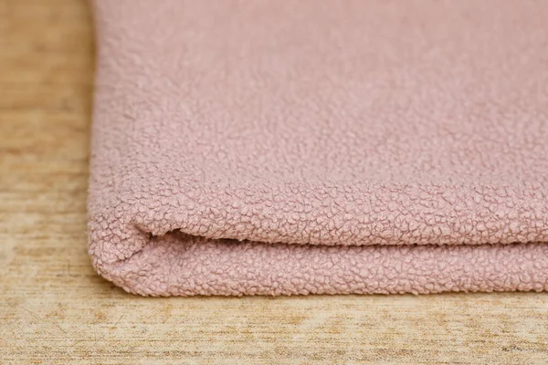 Toalla plegada rosa suave grande en la mesa —  Fotos de Stock
