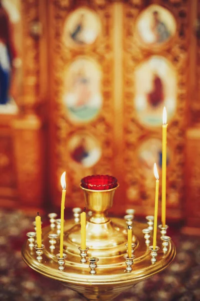 A chama de vela na igreja ortodoxa, foco seletivo, close-up — Fotografia de Stock