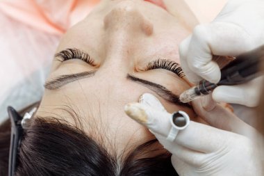 Kalıcı makyaj, kaşların dövme. Kozmetolog makyaj uygulama