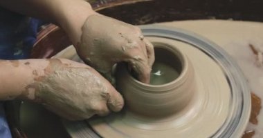 Kadın eli çömlekçide, çömlekçi işte. Esrar ustası şekillendirir.