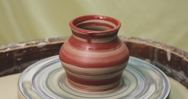Czerwony Pomalowany Garnek Obracający Się Kole Ceramiki Tylko Malowane Pędzlem — Wideo stockowe