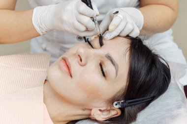 Kalıcı makyaj, kaşların dövme. Kozmetolog makyaj uygulama