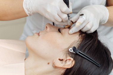 Kalıcı makyaj, kaşların dövme. Kozmetolog makyaj uygulama