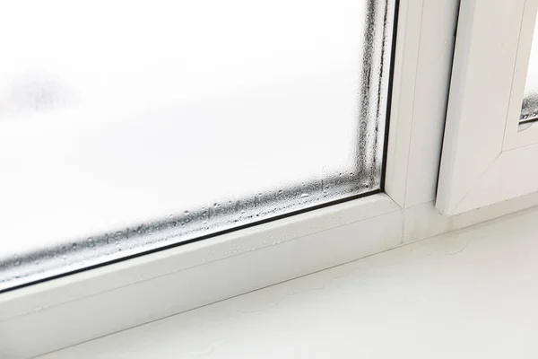 Пластиковые окна с влажной и водяной конденсацией на стекле — стоковое фото