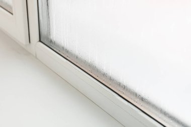 Camda nemli ve su buğulu plastik pencere