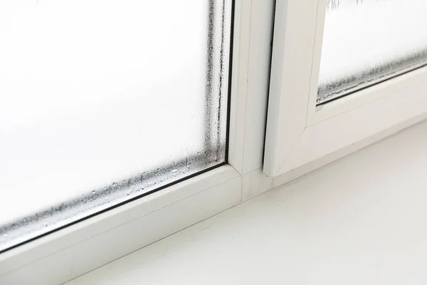 Пластиковые окна с влажной и водяной конденсацией на стекле — стоковое фото