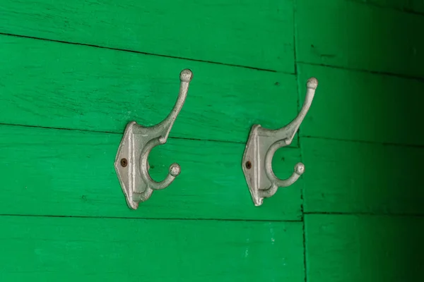 Haken oder Kleiderbügel an der Wand eines Holzhauses — Stockfoto