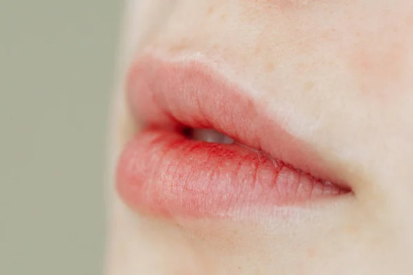 Χείλη μετά από μόνιμη μακιγιάζ στο σαλόνι ομορφιάς — Φωτογραφία Αρχείου