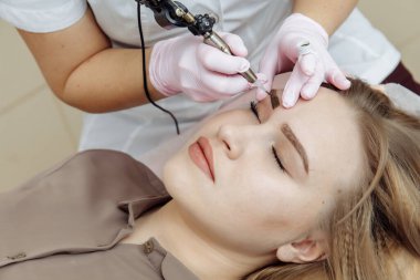 Kalıcı makyaj, kaşların dövme. Kozmetolog makyaj uygulama