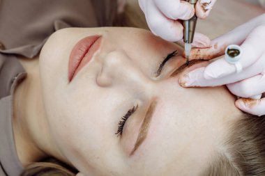 Kalıcı makyaj, kaşların dövme. Kozmetolog makyaj uygulama