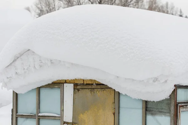 Big snow bank on roof of polycarbonate greenhouse — 스톡 사진
