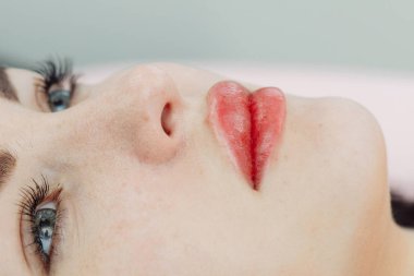 Güzellik salonunda kalıcı makyajdan sonra dudaklar