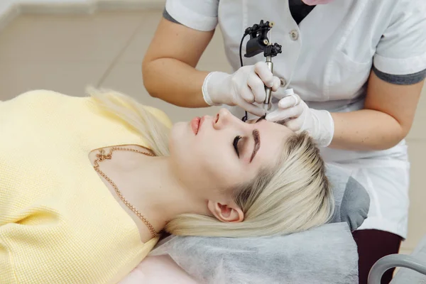 Maquillaje permanente, tatuaje de cejas. Cosmetólogo aplicando maquillaje — Foto de Stock