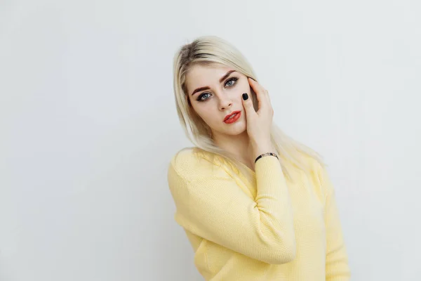 Young woman posing after eyebrows permanent makeup — 스톡 사진