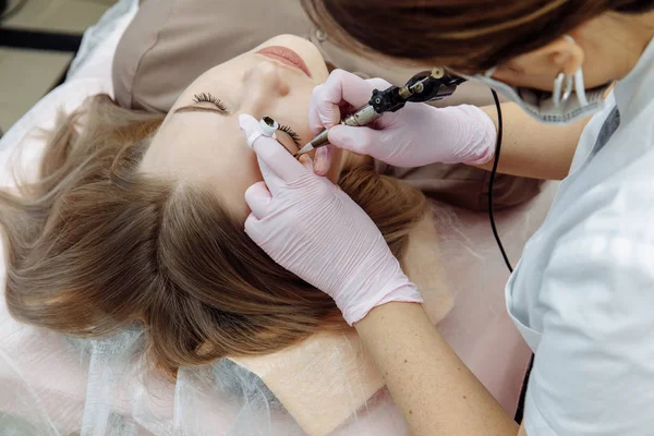 Maquillaje Permanente Tatuaje Cejas Cosmetólogo Guantes Blancos Aplicando Maquillaje Con — Foto de Stock