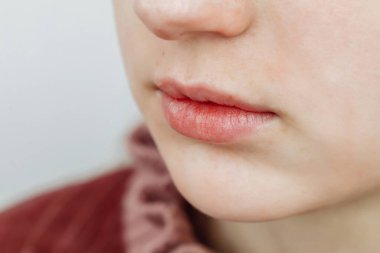 Güzellik salonunda kalıcı makyajdan sonra dudaklar, makro manzara