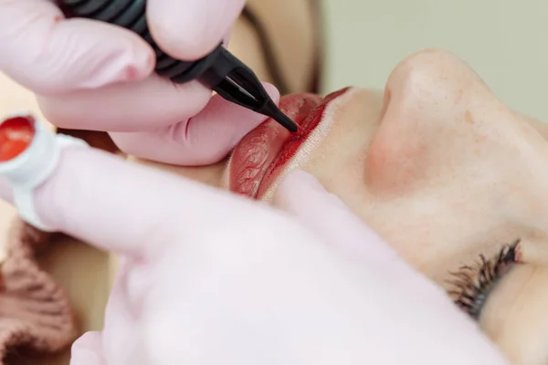 Vrouw Met Permanente Make Lippen Schoonheidssalon Cosmetoloog Handschoenen Aanbrengen Tatoeage — Stockfoto