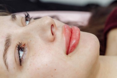 Güzellik salonunda kalıcı makyajdan sonra dudaklar, makro manzara