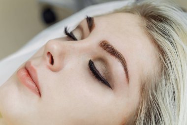 Kalıcı makyaj sonucu, güzellik salonunda kaş dövmesi.