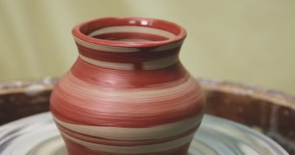 红锅在陶瓷轮上转动 刚刚用画笔画的 — 图库视频影像