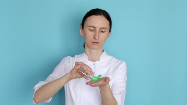 Doktor Corona Virüsünden Korunmak Için Alkol Antiseptik Jeli Kullanıyor Pompa — Stok video