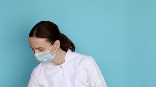 Mujer Doctora Poniéndose Mascarilla Facial Sombrero Médico Guantes Para Prevención — Vídeos de Stock