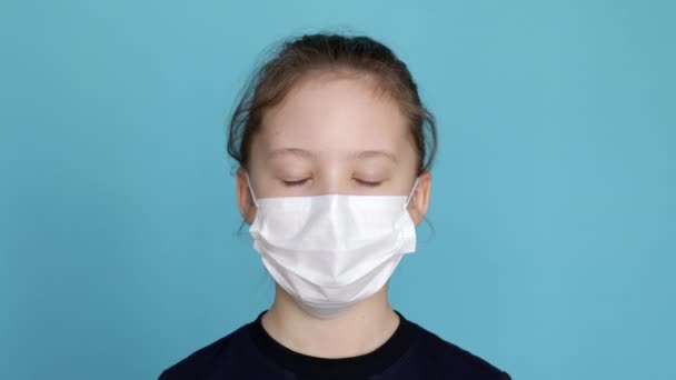 Retrato Niña Con Mascarilla Protectora Para Prevención Del Coronavirus Covid — Vídeo de stock