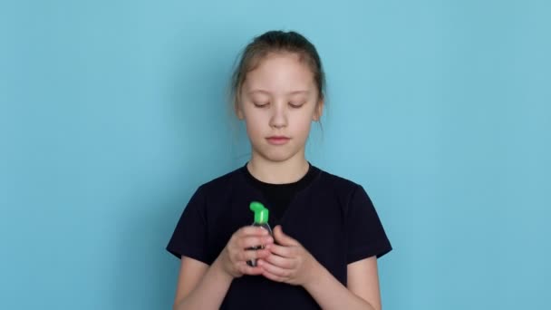 Mädchen Mit Antiseptischem Gel Für Die Händedesinfektion Mit Alkohol Eine — Stockvideo