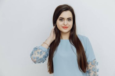 Genç bir kadın güzellik salonunda dudaklarından sonra poz veriyor.