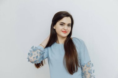 Genç bir kadın güzellik salonunda dudaklarından sonra poz veriyor.