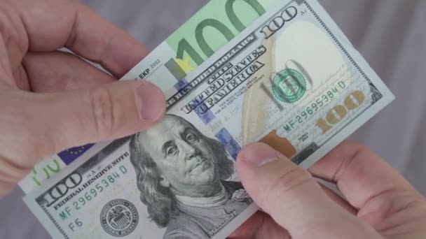 Людина Тримає Купюру 100 Доларів Сша Євро Чоловічі Руки Грошима — стокове відео