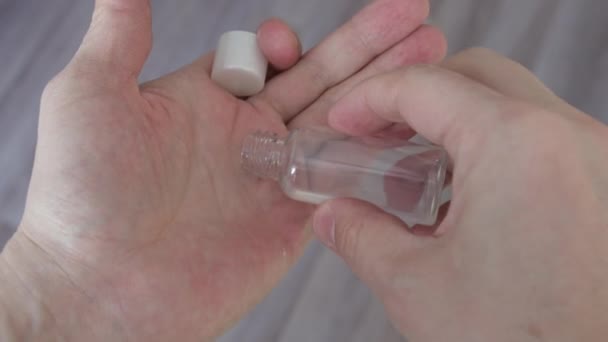 人の手はコロナウイルスに汚染を避けるためにアルコールハンド消毒剤防腐剤を使用しています ポンプディスペンサー閉鎖 — ストック動画