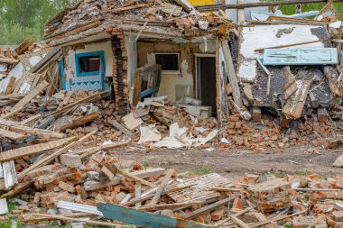 Eski harabe ev enkazı. Kalıntılar içindeki inşaat parçaları yığını.
