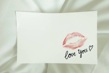 seksi kırmızı ruj beyaz kayda göre 'Love You' kalp öp. Sevgililer günü sabah ışıkta beyaz çarşaf yastık.