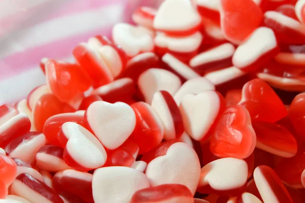 Κόκκινο λευκό καρδιά σχήμα ζελέ Candy ζαχαρωτό σνακ της ομάδας. γλυκό για φόντο ημέρα του Αγίου Βαλεντίνου. — Φωτογραφία Αρχείου