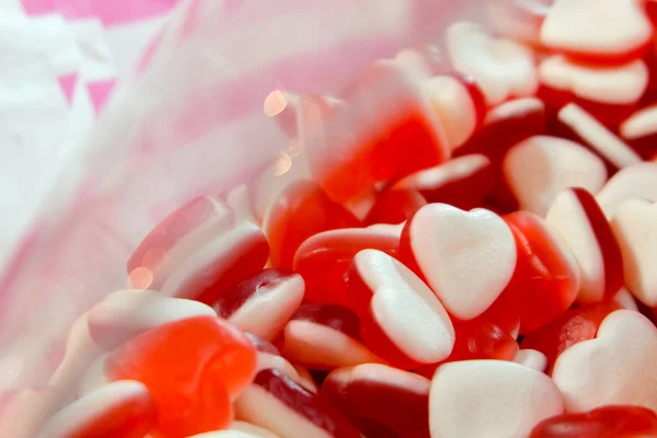 Punainen valkoinen sydän muoto hyytelö Candy karkkia välipala ryhmä. makea Ystävänpäivä tausta . — kuvapankkivalokuva