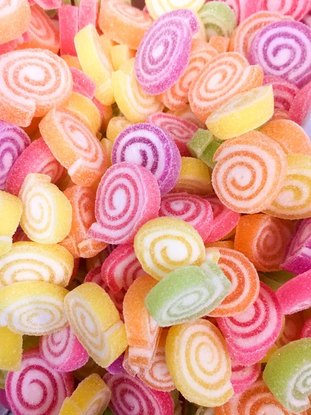 컬러풀 젤리 사탕 bonbon 스낵 그룹입니다. 달콤한 발렌타인 데이 배경입니다. 파스텔 블루 녹색 노란색 핑크 퍼플 오렌지에 색상. — 스톡 사진
