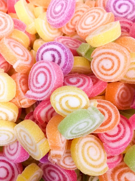 Kolorowe cukierki galaretki bonbon przekąska grupy. słodki tło Walentynki. pastelowy kolor w orange niebieski, zielony, żółty, różowy i fioletowy. — Zdjęcie stockowe