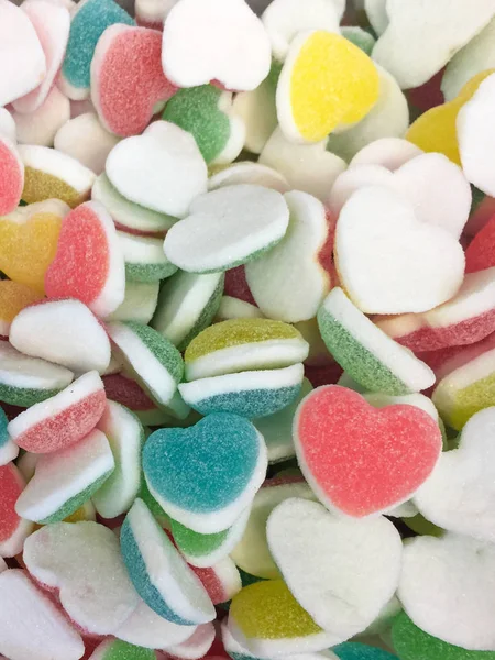 Colorido corazón forma jalea caramelo bombones grupo de aperitivos. dulce para San Valentín fondo del día. color pastel en rojo azul verde amarillo rosa . —  Fotos de Stock
