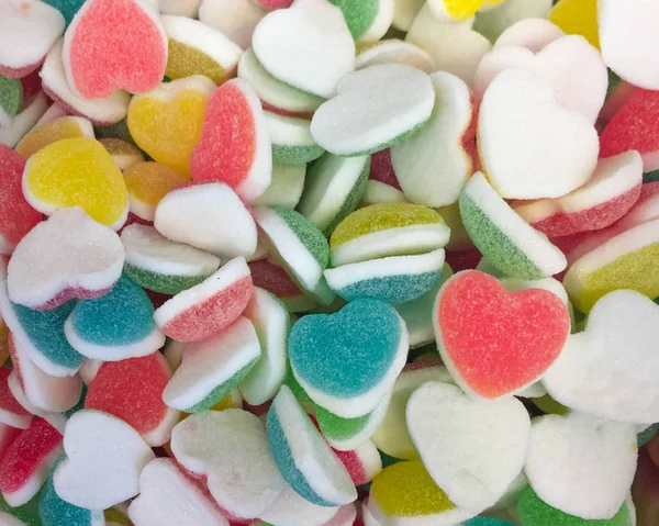Colorido corazón forma jalea caramelo bombones grupo de aperitivos. dulce para San Valentín fondo del día. color pastel en rojo azul verde amarillo rosa . —  Fotos de Stock