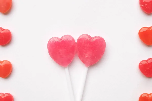 Dua Pink Valentine hari bentuk permen lolipop pada latar belakang kertas putih kosong. Konsep Cinta. Knolling top view. Minimalisme warna-warni gaya hipster . — Stok Foto