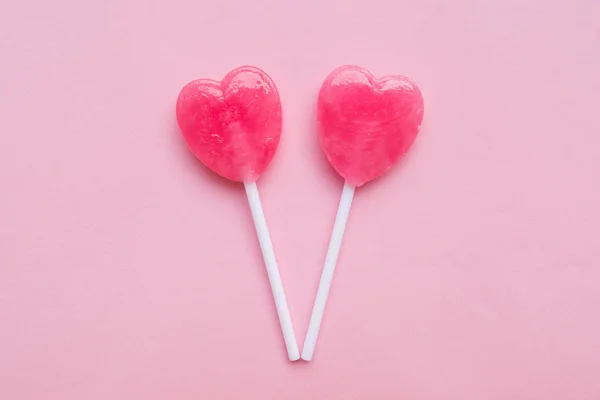 Dua Pink Valentine hari hati bentuk permen lolipop pada pastel kosong kertas merah muda latar belakang. Konsep Cinta. Knolling top view. Minimalisme warna-warni gaya hipster . — Stok Foto