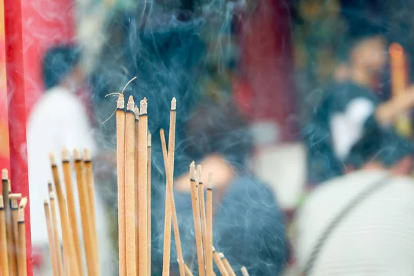 향기로운 냄새 연기와 함께 천천히 굽기 조 스 스틱 향 중국 새 해, 루나 새 해에 중국 불교 사원에 기도하는 사람들. — 스톡 사진