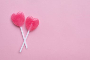 Pembe Sevgililer günü tek şekil şeker boş pastel pembe kağıt arka plan üzerinde. Aşk kavramı. Üstten Görünüm. Minimalizm renkli hippi tarzı.