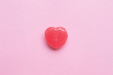 Pembe Sevgililer günü tek şekil şeker boş pastel pembe kağıt arka plan üzerinde. Aşk kavramı. Üstten Görünüm. Minimalizm renkli hippi tarzı.